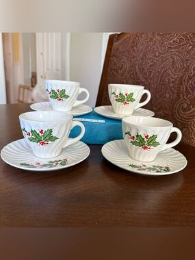 Set of 4 Vintage SCIO Japan Holly Christmas Swirl Scalloped Cup & Saucer Sets #1